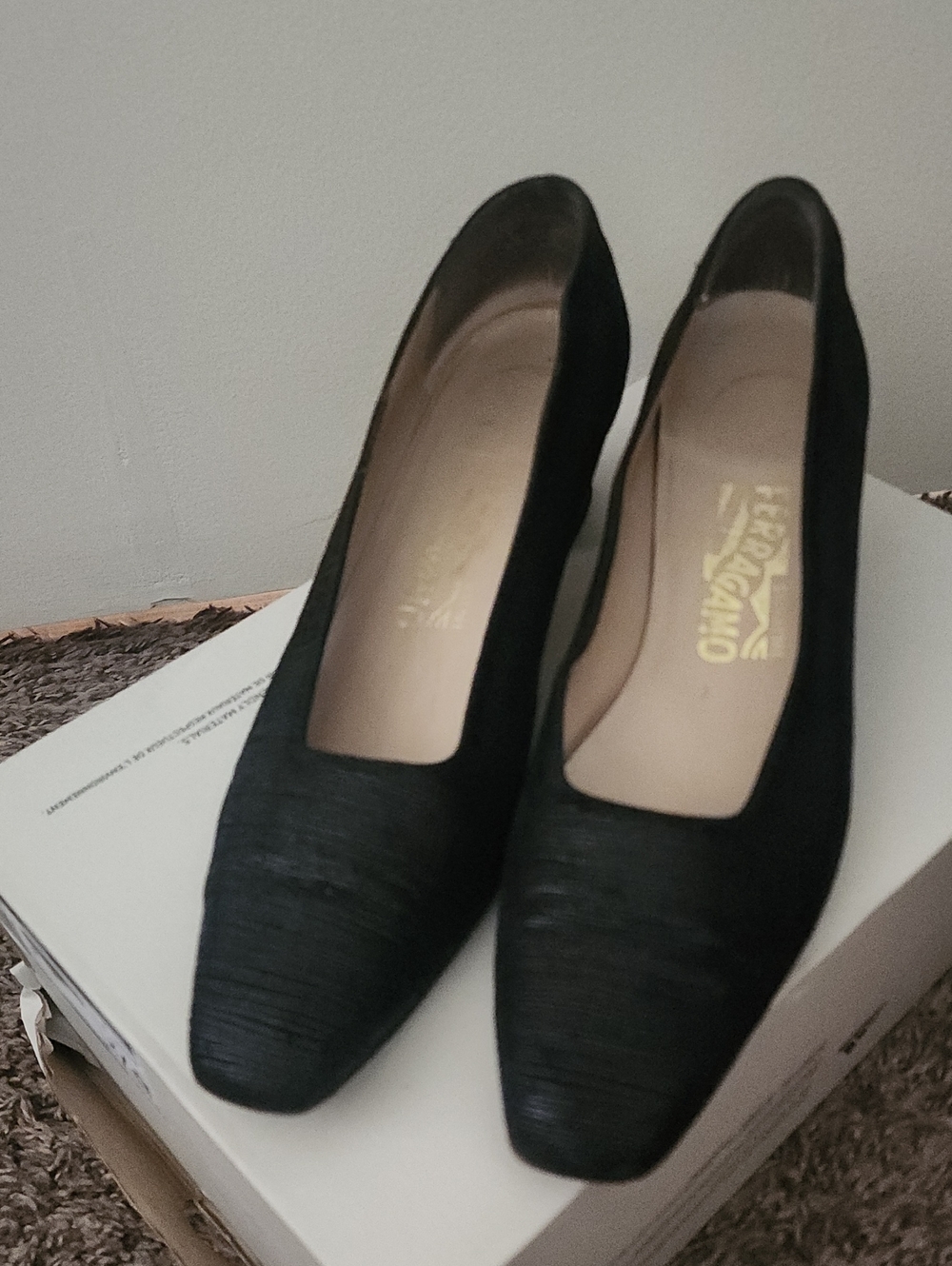 Salvatore Ferragamo Black Textured Leather Block Heel Pumps Women's 9 - Picture 2 of 10